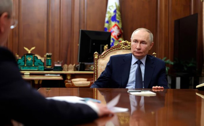 11 de fevereiro de 2025, Moscou, Oblast de Moscou, Rússia: O presidente russo Vladimir Putin, à direita, ouve o governador da região de Kaluga, Vladislav Shapsha, à esquerda, apresentar um relatório durante uma reunião presencial no Kremlin, em 11 de feve