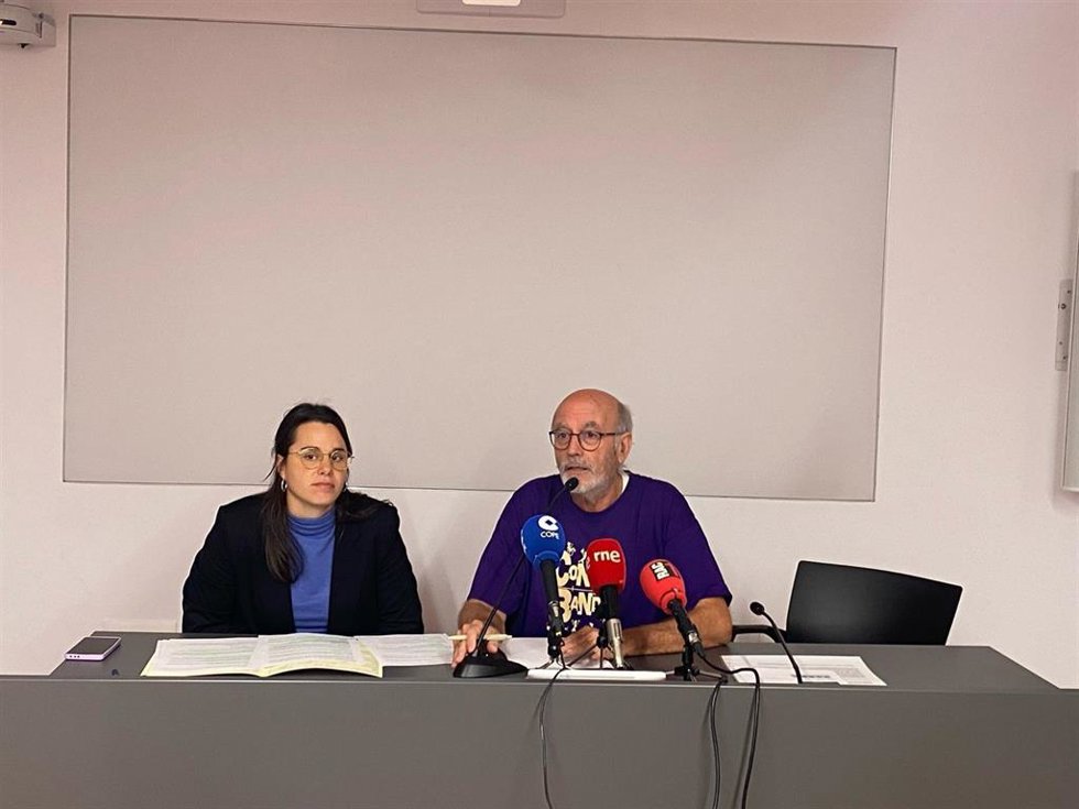 La abogada del Collectiu Ronda, Ana Abrain, y el conductor de autobuses jubilado parcialmente y representante de CGT en TMB, Juan Ramírez