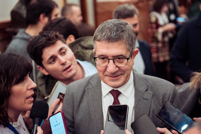 El portavoz del PSOE en el Congreso, Patxi López, en los pasillos del Congreso 