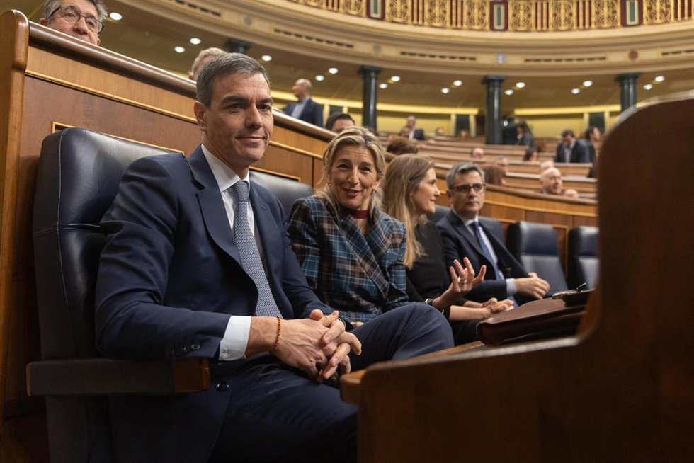 El presidente del Gobierno, Pedro Sánchez y la vicepresidenta segunda y ministra de Trabajo, Yolanda Díaz, durante una sesión de control, Congreso de los Diputados, a 12 de febrero de 2025, en Madrid (España). Durante la sesión de control, la primera de