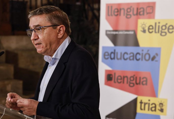 El conseller d'Educació, Cultura, Universitats i Ocupació de la Generalitat Valenciana, José Antonio Rovira, intervé durant la presentació de la campanya sobre l'elecció de la llengua base en els centres educatius. 