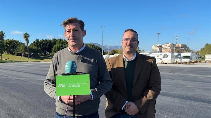 El portavoz del grupo municipal de Vox, Antonio Alcázar, atiende a los medios