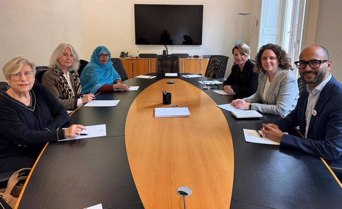 La ministra saharauí de Cooperación, Fatma Mehdi, con los miembros del Intergrupo Pau i Llibertat pel Sáhara del Parlament Balear, Omar Lamin, Margalida Durán y Marta Carrió
