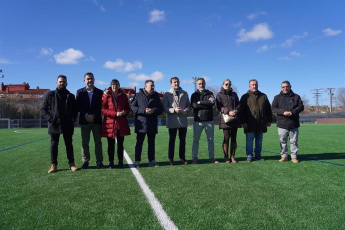 El presidente de la institución provincial, Conrado Íscar, visita este miércoles el campo de fútbol reformado junto al alcalde de La Cistérniga, Alberto Redondo