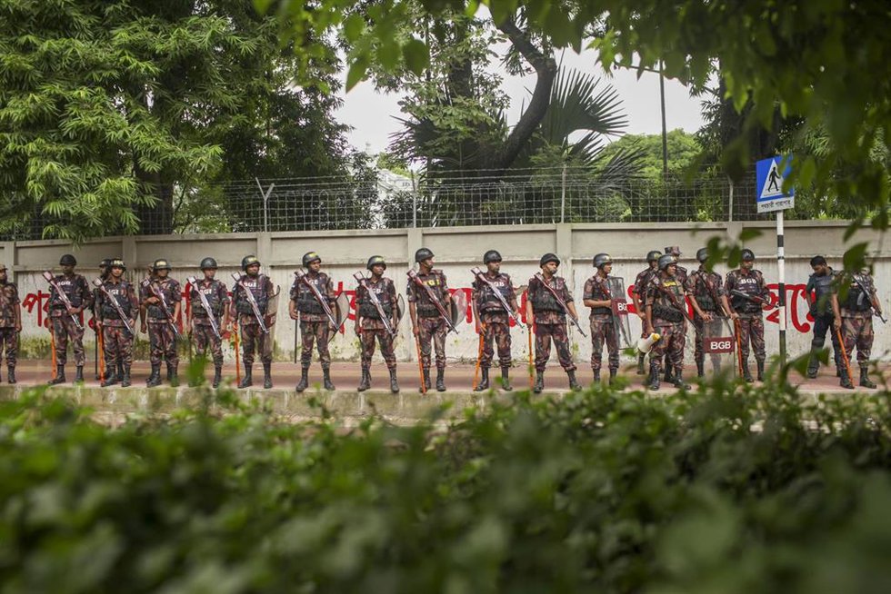 Archivo - Imagen de archivo de efectivos bangladeshíes durante las protestas. 