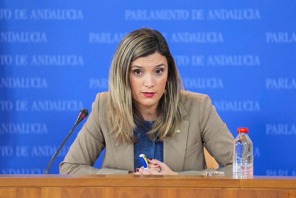 La portavoz del Grupo Parlamentario Socialista, María Márquez, durante la ronda de ruedas de prensa de portavoces de los grupos parlamentarios en el Parlamento de Andalucía, a 12 de febrero de 2025 en Sevilla (Andalucía, España). Los portavoces de los g