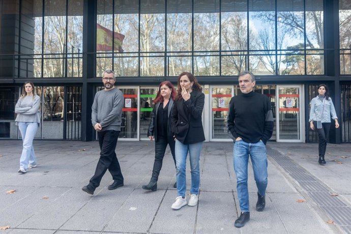 A Ministra da Saúde, Mónica García (c), e o Secretário de Estado da Saúde, Javier Padilla (2i), antes do início dos exames de admissão, no Ministério da Saúde, em 25 de janeiro de 2025, em Madri (Espanha). Hoje é o início dos exames em toda a Espanha, que