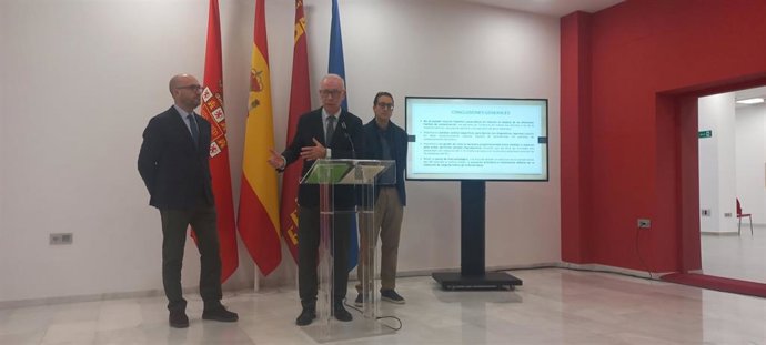 El concejal de Planificación Urbanística, Huerta y Medio Ambiente, Antonio Navarro, en una rueda de prensa junto al edil de Movilidad, Gestión Económica y Contratación, José Francisco Muñoz, y el profesor de la UPCT Salvador García-Ayllón