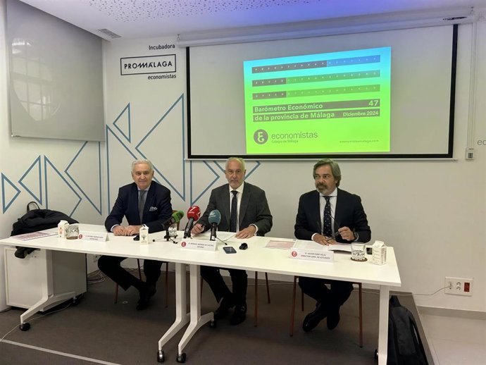 Antonio Pedraza, vicedecano; Manuel Méndez, decano; y Javier Font, secretario y director del servicio de estudios económicos del Colegio de Economistas de Málaga.