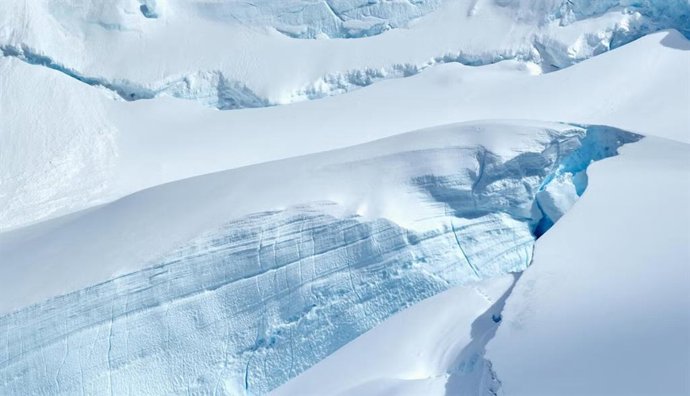O modelo calcula a velocidade com que a água subglacial flui e onde ela se acumula sob o gelo.