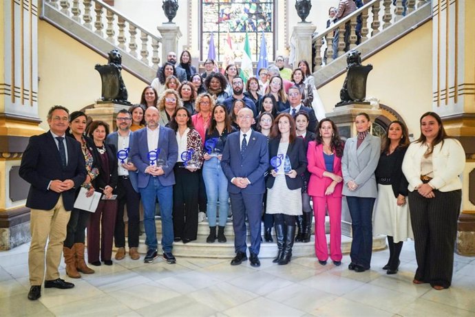 El alcalde de Málaga, Francisco de la Torre, junto al concejal delegado de Derechos Sociales, Francisco Cantos, participa en el acto de entrega de los distintivos 'Málaga, Ciudad Igualitaria'