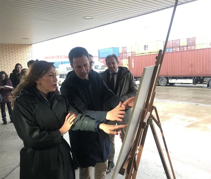 La alcaldesa de Zaragoza, Natalia Chueca, y el director de la TmZ, Ramón Adé