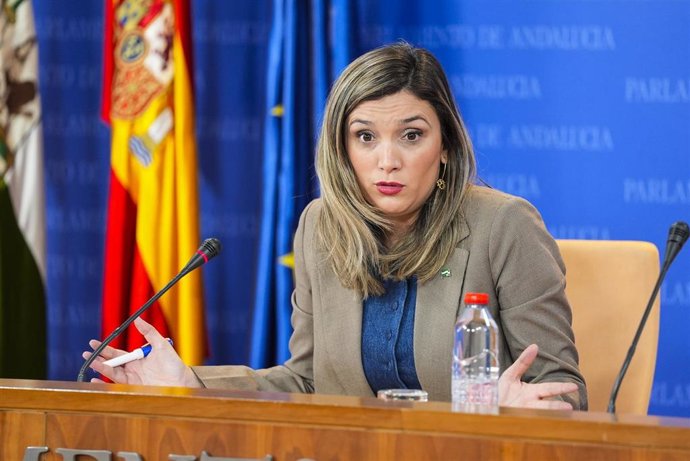 La portavoz del Grupo Parlamentario Socialista, María Márquez, durante la ronda de ruedas de prensa de portavoces de los grupos parlamentarios en el Parlamento de Andalucía, a 12 de febrero de 2025 en Sevilla (Andalucía, España). Los portavoces de los gru