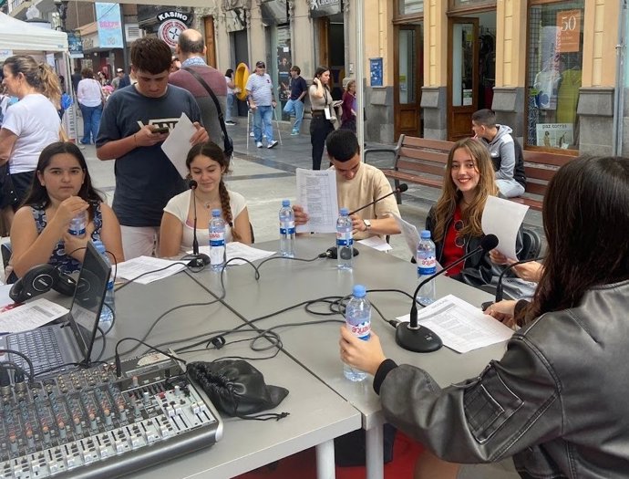 Estudiantes en una radio escolar en Canarias
