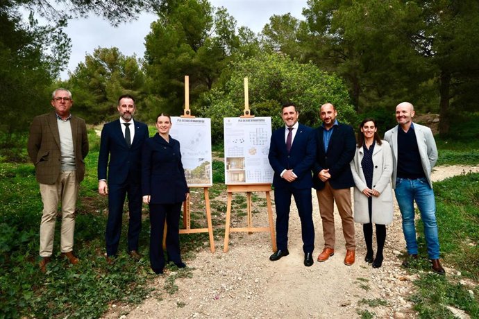 La presidenta del Govern, Marga Prohens, en el solar en el que están proyectadas 24 nuevas viviendas de protección pública en Paguera.