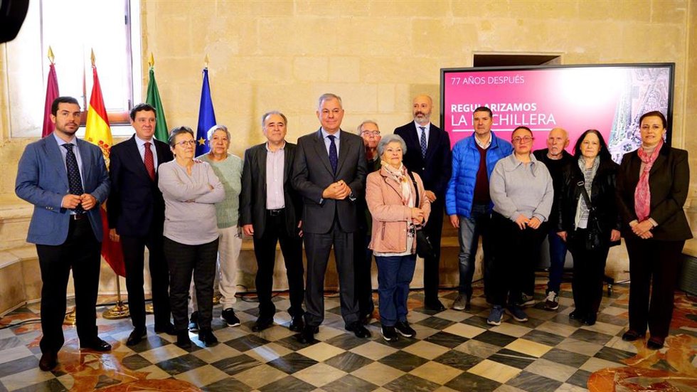 Foto de familia de vecinos de La Bachillera tras el inicio de los trámites por los que se les otorgarán la propiedad de sus pisos tras casi ocho décadas de inseguridad jurídica.