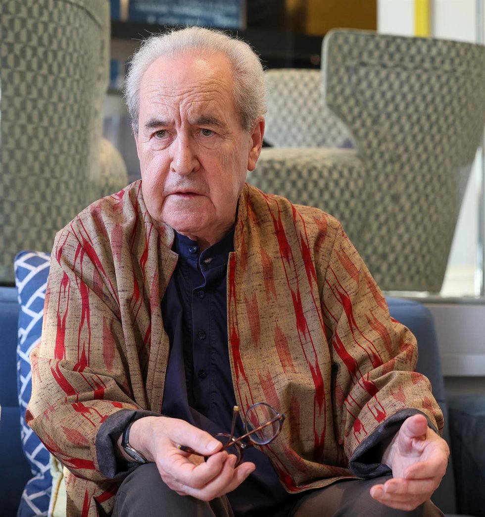 Archivo - El ganador del Premio Princesa de Asturias de las Letras, John Banville, durante una entrevista para Europa Press por su nueva novela 'Las hermanas Jacobs' bajo el seudónimo Benjamin Black, en el Hotel Sardinero, a 9 de octubre de 2023, en Mad