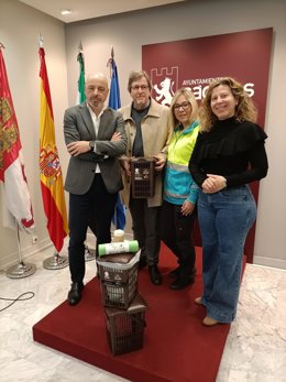 El concejal de Servicios Públicos, Pedro Muriel, el director de operaciones de Valoriza, Jesús Morán, la técnico en Medioambiente, Rocío Campo y la concejala de Barrios, Jacobi Ceballos