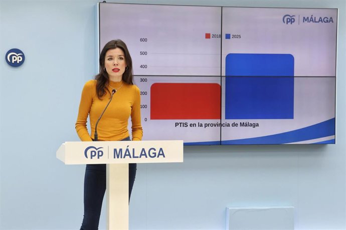 La parlamentaria andaluza por el PP de Málaga Loli Caetano en rueda de prensa