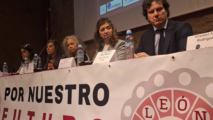 La rectora de la ULE este martes en la charla 'La nueva facultad de Medicina y la actividad del sector sanitario en León'