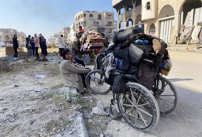 Archivo - Arquivo - Palestinos deslocados fogem de Beit Hanoun, no norte de Gaza