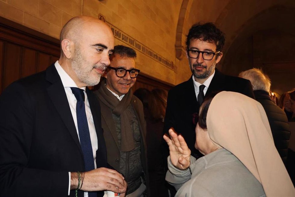 El presidente del PP en Barcelona, Daniel Sirera, y los concejales Víctor Martí y Juan Milián conversan con una de las hermanas clarisas del monasterio de Santa Maria de Pedralbes