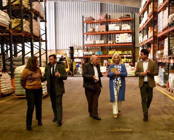 La delegada de la Junta de Andalucía en Cádiz, Mercedes Colombo, y el delegado territorial de Empleo, Empresa y Trabajo Autónomo en la provincia, Daniel Sánchez Román, en una visita en Los Barrios la empresa Navarro Montes Agro