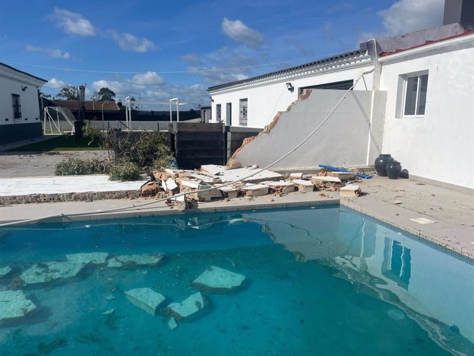 Una de las casas afectadas por el tornado en Pozo del Camino, que tiró uno de los muros.