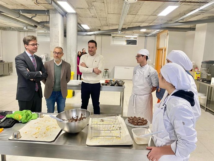 Diego Copé (izda.), en la visita al IES Carmen Pantión de Priego de Córdoba.