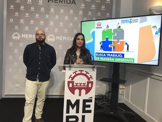 La delegada de Formación para el Empleo, Pilar Amor, el técnico de empleo de la fundación contra el hambre Mérida José Maria González en la presentacion de los dos planes del programa ' Vives Emplea Saludable
