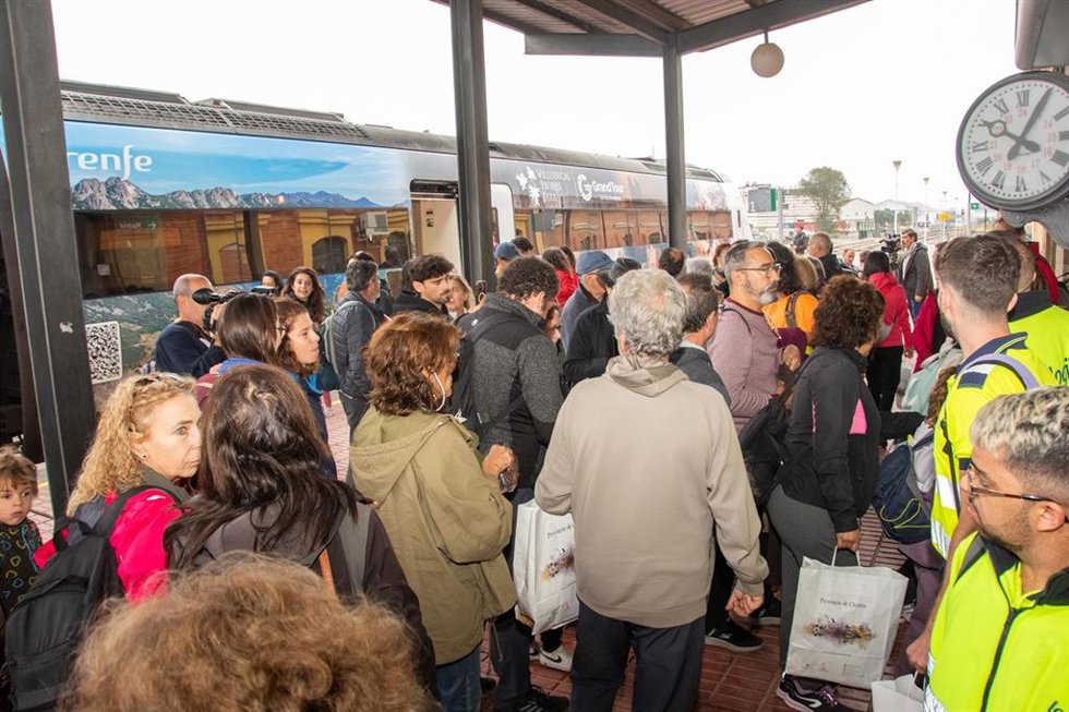 Archivo - Público asistente a un viaje en tren turístico por la provincia de Cáceres