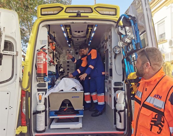 Imagen de recurso del interior de una ambulancia, con profesionales sanitarios atendiendo a un paciente.