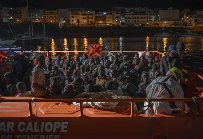 Archivo - La Guardamar Calliope lleva a bordo a más de 300 migrantes, que llegan al puerto de La Restinga