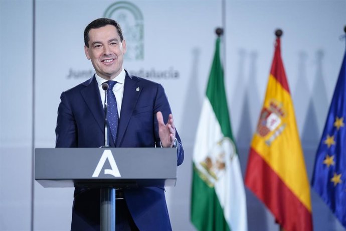 El presidente de la Junta de Andalucía, Juanma Moreno, en el acto del presentación del Proyecto CREA. A 12 de febrero de 2025 en Sevilla (Andalucía).