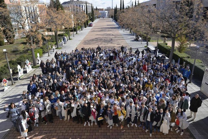 Un millar de escolares de la región buscan la chispa de la ciencia en los laboratorios de la UCLM.