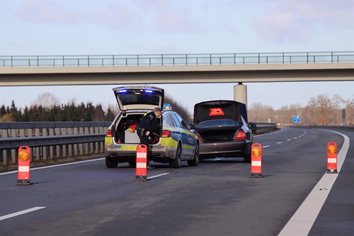 06 February 2025, Lower Saxony, Bunde: A police vehicle is parked behind a vehicle on highway 31. At a German-Dutch border crossing, a driver drives away from a checkpoint. Photo: Matthias Brüning/dpa