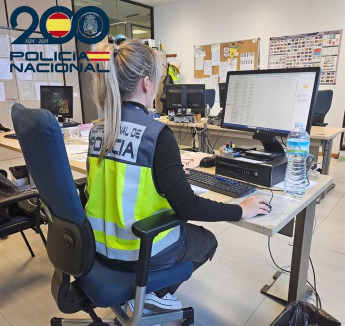 Archivo - Agente de la Policía Nacional