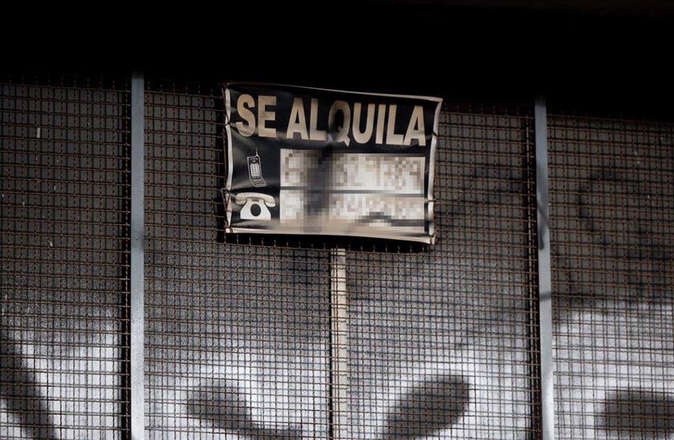 Archivo - Un cartel anuncia un alquiler