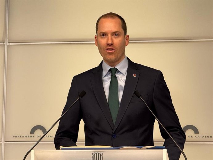 El portavoz del PP en el Parlament, Juan Fernández, en rueda de prensa este miércoles