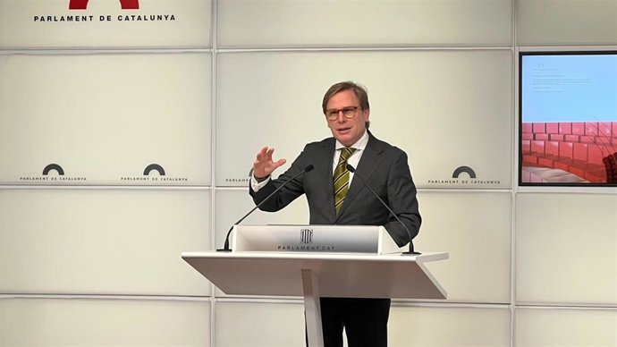 El portavoz de Vox en el Parlament, Joan Garriga, en una rueda de prensa