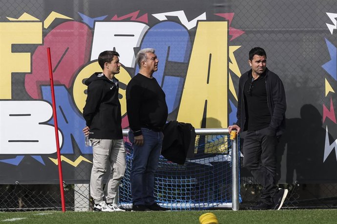 Archivo - Bojan Krkic (izquierda) junto al presidente del FC Barcelona, Joan Laporta, y el director del área de fútbol blaugrana, Deco, en un entrenamiento