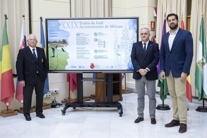 El concejal delegado de Deporte, Borja Vivas, junto al presidente del Real Club de Campo de Málaga (RCCM), Antonio Cerdán, presenta el XXIX Torneo de Golf 'Ayuntamiento de Málaga'. En el Patio de Banderas del Ayuntamiento.