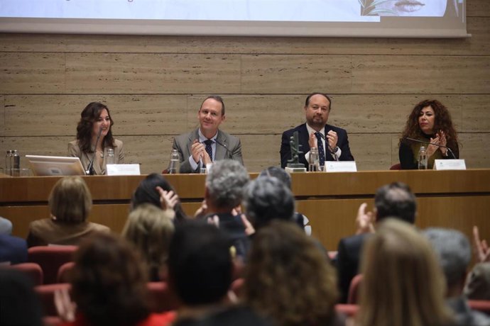 El rector de la Universidad Internacional de Andalucía (UNIA), José Ignacio García, ha entregado este miércoles en Málaga el premio Concha Caballero a Lidia Fuentes, catedrática de Ingeniería Telemática de la Universidad de Málaga (UMA)