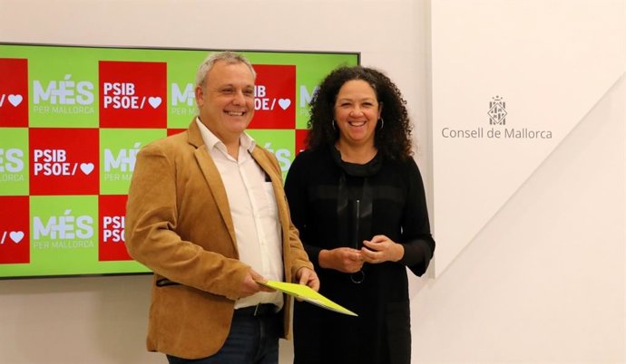 Archivo - El portavoz de MÉS per Mallorca en el Consell, Jaume Alzamora, y la portavoz del PSIB, Catalina Cladera.