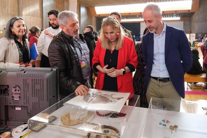 El consejero de Educación, Sergio Silva, y la directora del Departamento de Enseñanzas Artísticas de la Secretaría de Estado del Ministerio, Montserrat Grañeras, en la IV Feria de Enseñanzas Artísticas