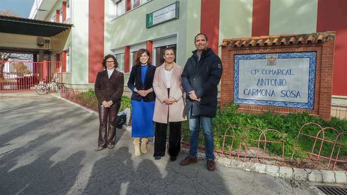 Matilde Esteo y Raquel López (centro), ante el colegio Antonio Carmona Sosa de Palma del Río.