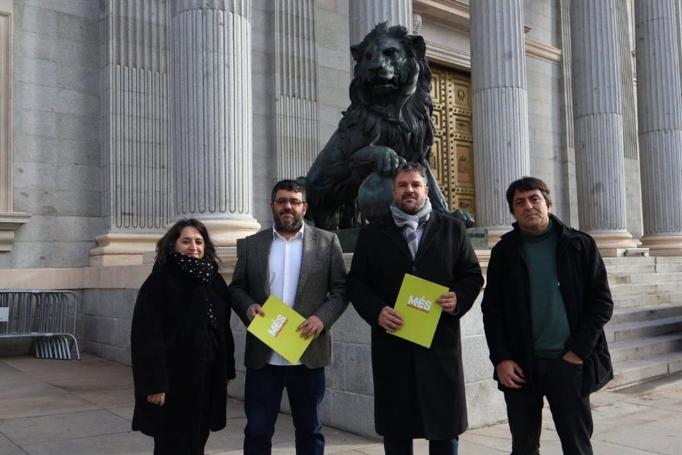 Ell diputado de Més en el Congreso inscrito en el grupo Sumar, Vicen Vidal, junto al coordinador general de la formación, Lluis Apesteguia, el conseller en el Consell de Mallorca, Joan Llodr, y la edil de Més en el Ayuntamiento de Palma, Kika Coll.
