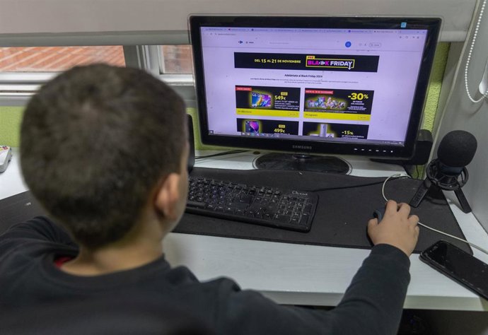 Archivo - Un joven mira una web de compras online, a 15 de noviembre de 2024, en Madrid (España). El próximo 29 de noviembre tendrá lugar el ‘Black Friday’, día en el que un 70% de los españoles tiene previsto realizar alguna compra. A la hora de realizar