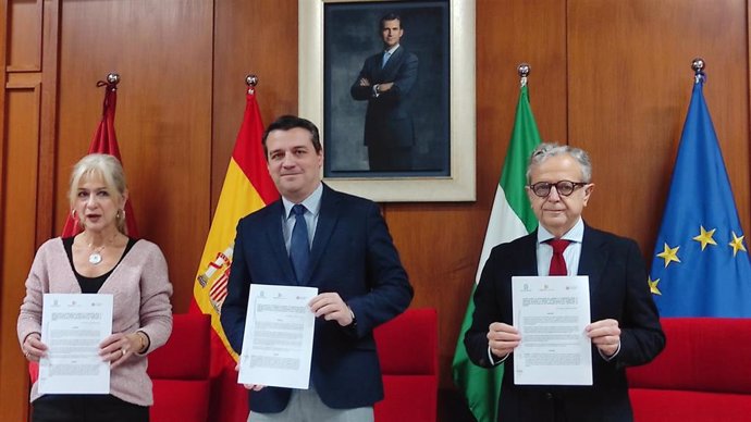 La consejera de Cultura de la Junta de Andalucía, Patricia del Pozo; el alcalde de Córdoba, José María Bellido, y el presidente de la Diputación, Salvador Fuentes, en la firma de la adenda al convenio de colaboración para exhumaciones.
