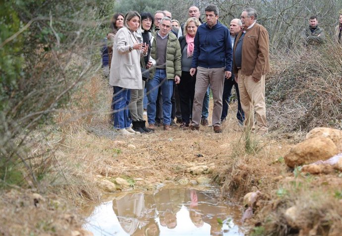 El 'president' de la Generalitat, Carlos Mazón, visita en Les Coves de Vinromà (Castellón) algunas zonas de caminos rurales dañados por la dana.